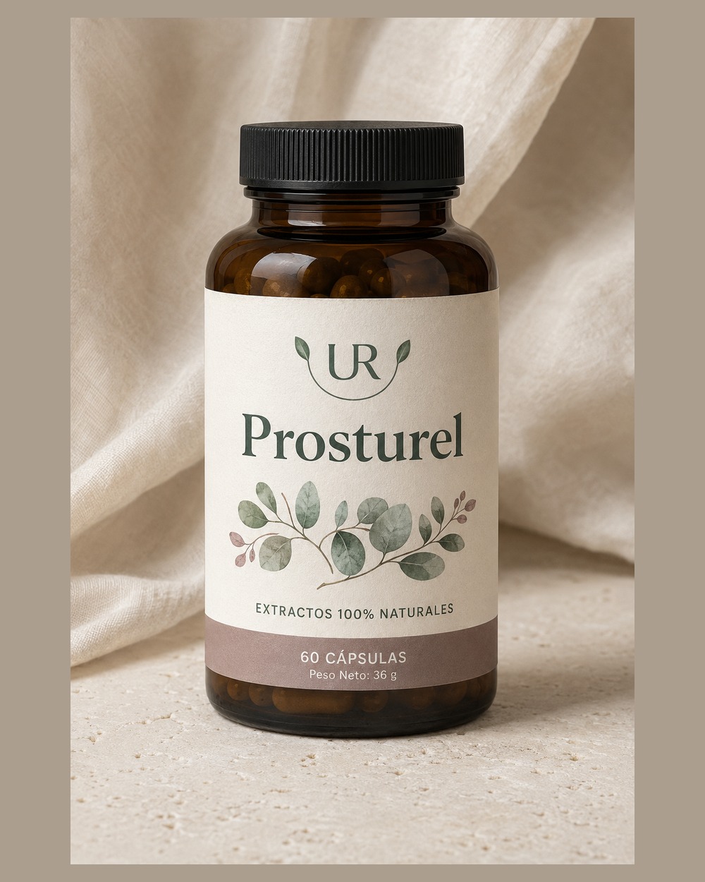 Prosturel en una composición de estudio con tonos crema y verdes